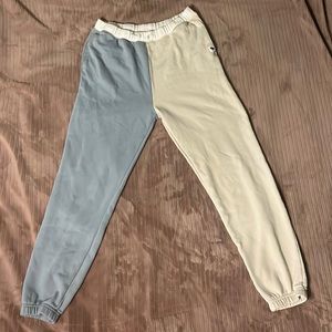 The brand is Abercrombie kids and the size is 13-14. It is blue and white.